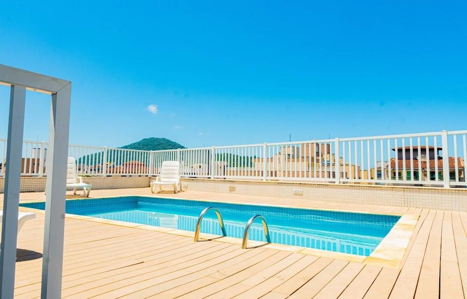 Piscina do condomínio com vista para as montanhas