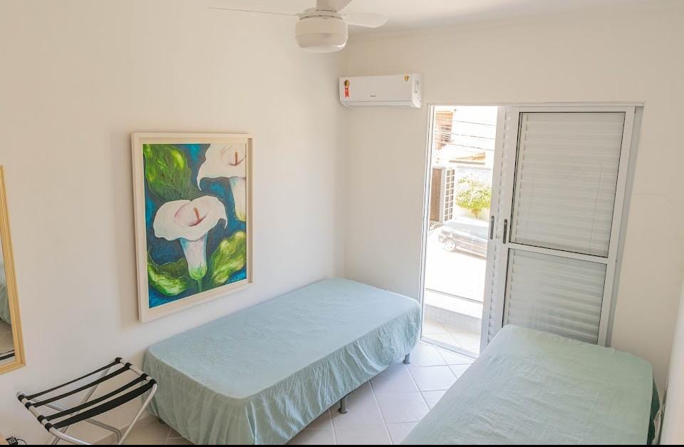 Segundo quarto com duas camas de solteiro