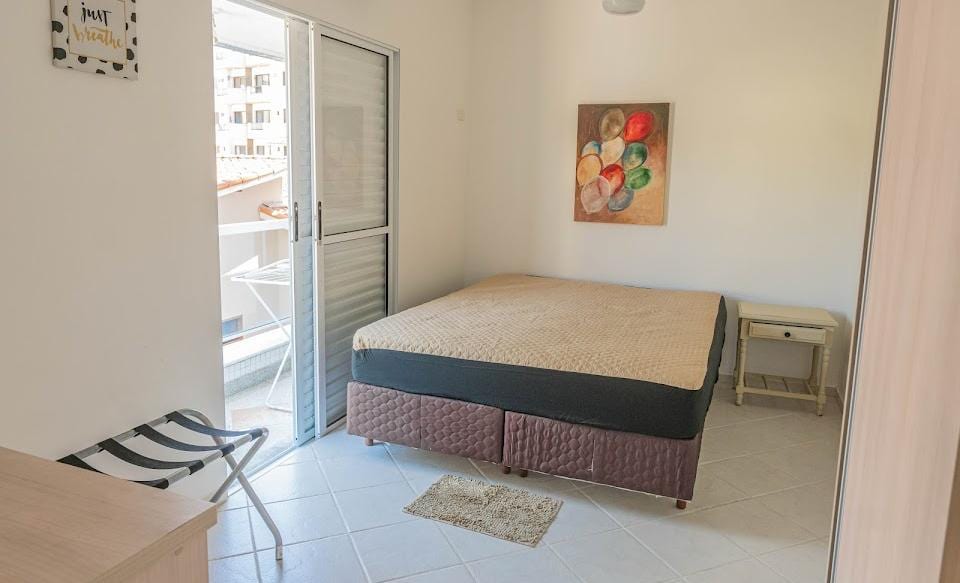 Suíte com cama de casal e varanda
